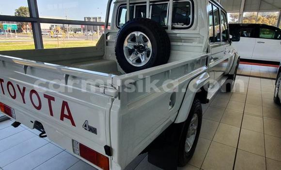 Buy Used Toyota Land Cruiser White Car in Beitbridge in Matabeleland South Buy Used Toyota Land Cruiser White Car in Beitbridge in Matabeleland South