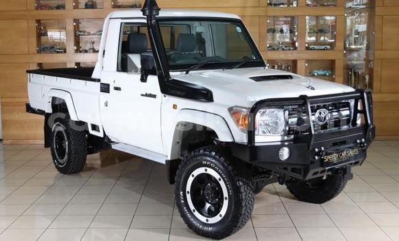 Buy Used Toyota Land Cruiser White Car in Beitbridge in Matabeleland South