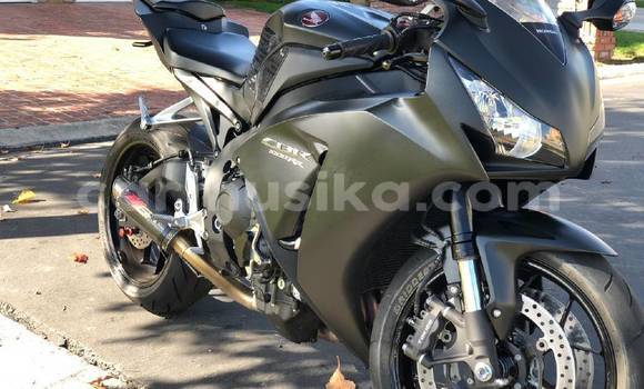 Nunua Ilio tumika Honda CBR 1000 RR Nyeusi Bike ndani ya Alexandra Park nchini Harare Nunua Ilio tumika Honda CBR 1000 RR Nyeusi Bike ndani ya Alexandra Park nchini Harare