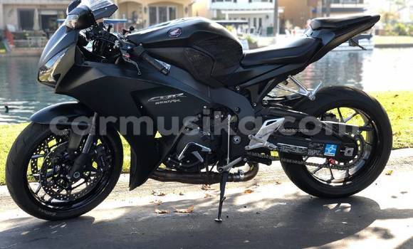 Nunua Ilio tumika Honda CBR 1000 RR Nyeusi Bike ndani ya Alexandra Park nchini Harare Nunua Ilio tumika Honda CBR 1000 RR Nyeusi Bike ndani ya Alexandra Park nchini Harare