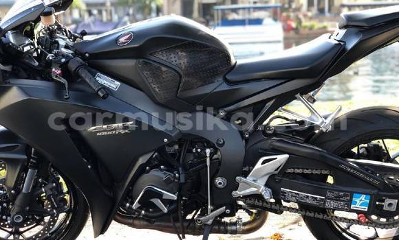 Nunua Ilio tumika Honda CBR 1000 RR Nyeusi Bike ndani ya Alexandra Park nchini Harare Nunua Ilio tumika Honda CBR 1000 RR Nyeusi Bike ndani ya Alexandra Park nchini Harare