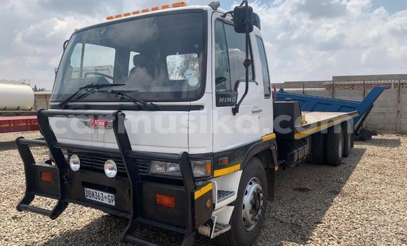 Buy Used Hino 300 Series White Truck in Beitbridge in Matabeleland South