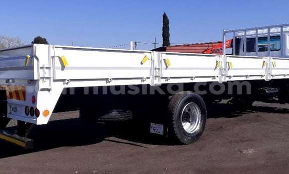 Nunua Ilio tumika Nissan UD Nyeupe Lori ndani ya Beitbridge nchini Matabeleland Kusini Nunua Ilio tumika Nissan UD Nyeupe Lori ndani ya Beitbridge nchini Matabeleland Kusini