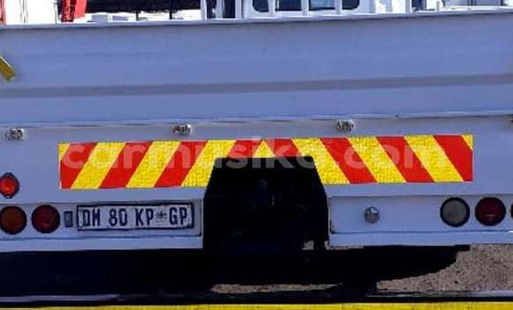 Nunua Ilio tumika Nissan UD Nyeupe Lori ndani ya Beitbridge nchini Matabeleland Kusini Nunua Ilio tumika Nissan UD Nyeupe Lori ndani ya Beitbridge nchini Matabeleland Kusini