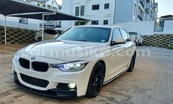 Nunua Ilio tumika BMW 3200 Nyeupe Gari ndani ya Bulawayo nchini Bulawayo
