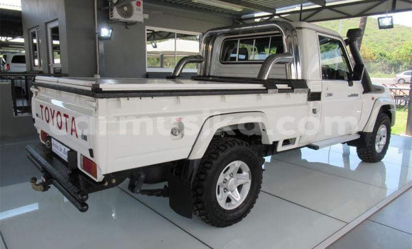 Acheter Occasion Voiture Toyota Land Cruiser Blanc à Beitbridge, Matabeleland South Acheter Occasion Voiture Toyota Land Cruiser Blanc à Beitbridge, Matabeleland South