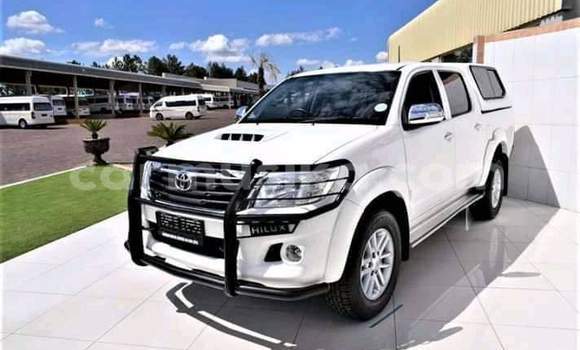 Buy Used Toyota Hilux White Car in Beitbridge in Matabeleland South