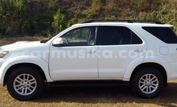 Nunua Ilio tumika Toyota Fortuner Nyeupe Gari ndani ya Beitbridge nchini Matabeleland Kusini