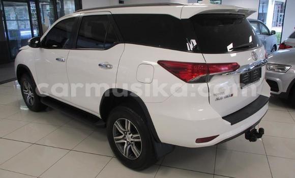 Acheter Occasion Voiture Toyota Fortuner Blanc à Beitbridge, Matabeleland South Acheter Occasion Voiture Toyota Fortuner Blanc à Beitbridge, Matabeleland South