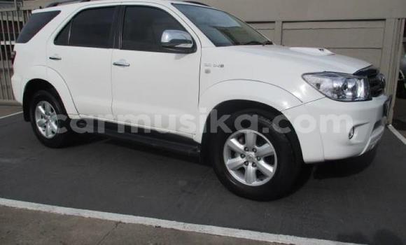 Acheter Occasion Voiture Toyota Fortuner Blanc à Beitbridge, Matabeleland South Acheter Occasion Voiture Toyota Fortuner Blanc à Beitbridge, Matabeleland South