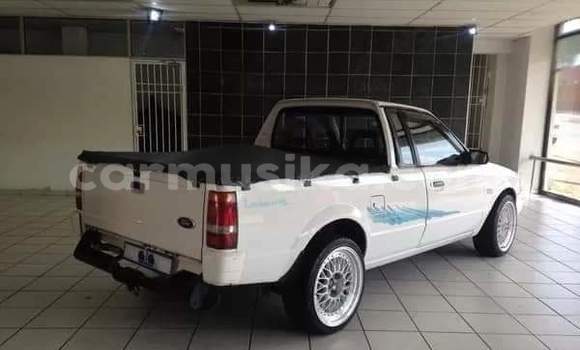 Nunua Ilio tumika Ford Escort Nyeupe Gari ndani ya Beitbridge nchini Matabeleland Kusini Nunua Ilio tumika Ford Escort Nyeupe Gari ndani ya Beitbridge nchini Matabeleland Kusini