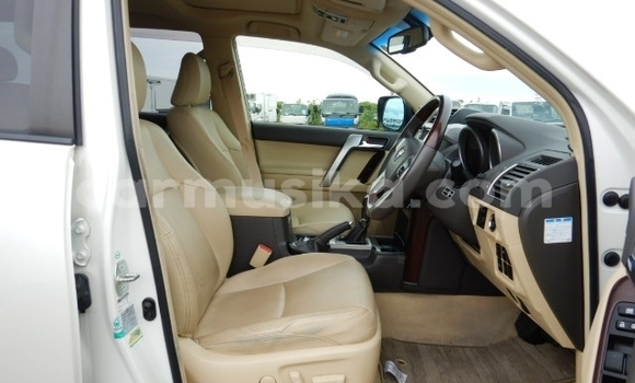 Nunua Ilio tumika Toyota Land Cruiser Prado Nyeupe Gari ndani ya Beitbridge nchini Matabeleland Kusini Nunua Ilio tumika Toyota Land Cruiser Prado Nyeupe Gari ndani ya Beitbridge nchini Matabeleland Kusini