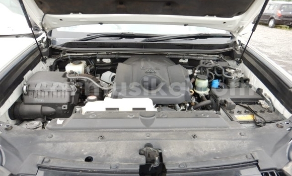 Nunua Ilio tumika Toyota Land Cruiser Prado Nyeupe Gari ndani ya Beitbridge nchini Matabeleland Kusini Nunua Ilio tumika Toyota Land Cruiser Prado Nyeupe Gari ndani ya Beitbridge nchini Matabeleland Kusini