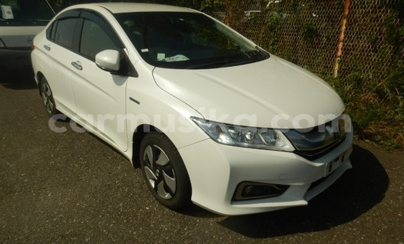 Buy Used Honda Grace White Car in Beitbridge in Matabeleland South