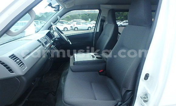 Nunua Ilio tumika Toyota Hiace Nyeupe Gari ndani ya Beitbridge nchini Matabeleland Kusini Nunua Ilio tumika Toyota Hiace Nyeupe Gari ndani ya Beitbridge nchini Matabeleland Kusini