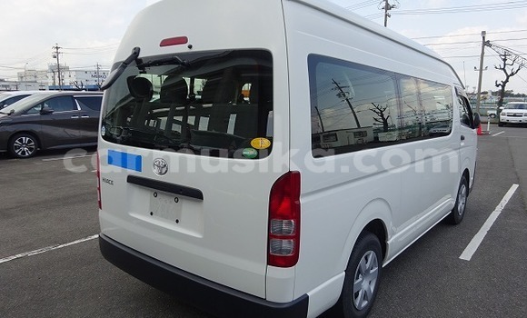 Buy Used Toyota Hiace White Car in Beitbridge in Matabeleland South Buy Used Toyota Hiace White Car in Beitbridge in Matabeleland South