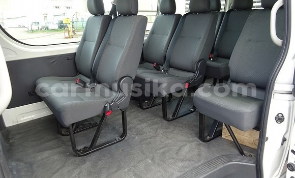 Buy Used Toyota Hiace White Car in Beitbridge in Matabeleland South Buy Used Toyota Hiace White Car in Beitbridge in Matabeleland South