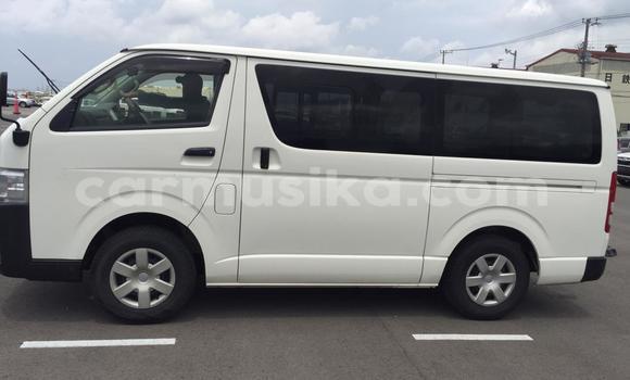 Nunua Ilio tumika Toyota Hiace Nyeupe Gari ndani ya Beitbridge nchini Matabeleland Kusini Nunua Ilio tumika Toyota Hiace Nyeupe Gari ndani ya Beitbridge nchini Matabeleland Kusini