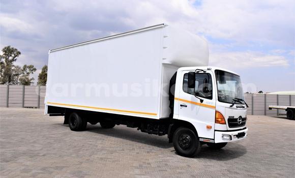 Buy Used Hino 300 Series White Truck in Beitbridge in Matabeleland South