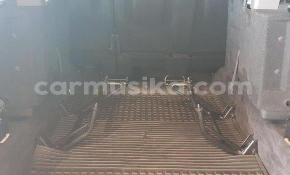 Nunua Ilio tumika Land Rover Defender Nyeupe Gari ndani ya Beitbridge nchini Matabeleland Kusini Nunua Ilio tumika Land Rover Defender Nyeupe Gari ndani ya Beitbridge nchini Matabeleland Kusini