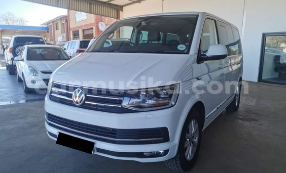 Buy Used Volkswagen Caravelle White Car in Beitbridge in Matabeleland South