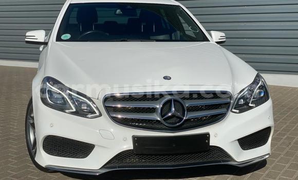 Nunua Ilio tumika Mercedes‒Benz E–Class Nyeupe Gari ndani ya Beitbridge nchini Matabeleland Kusini