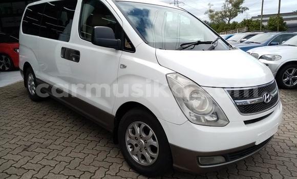 Nunua Ilio tumika Hyundai H1 Nyeupe Gari ndani ya Harare nchini Harare