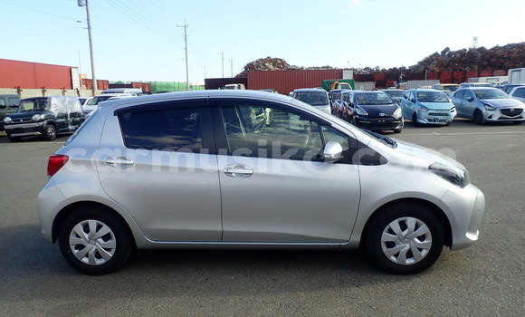 Acheter Occasion Voiture Toyota Vitz Gris à Beitbridge, Matabeleland South Acheter Occasion Voiture Toyota Vitz Gris à Beitbridge, Matabeleland South