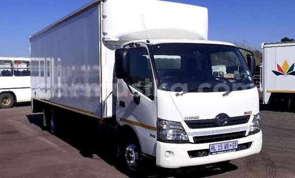 Nunua Ilio tumika Hino 300 Series Nyeupe Lori ndani ya Beitbridge nchini Matabeleland Kusini