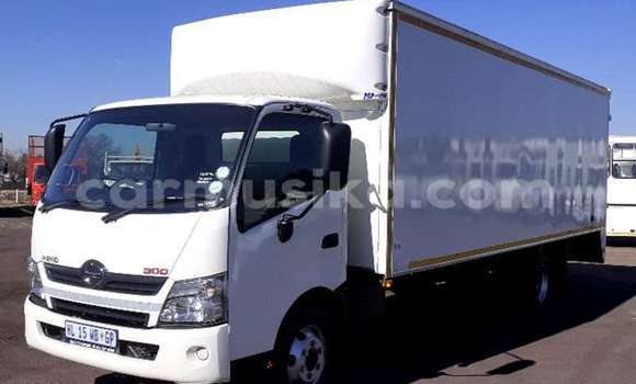 Buy Used Hino 300 Series White Truck in Beitbridge in Matabeleland South Buy Used Hino 300 Series White Truck in Beitbridge in Matabeleland South