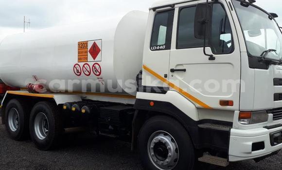 Nunua Ilio tumika Nissan UD Nyeupe Lori ndani ya Beitbridge nchini Matabeleland Kusini Nunua Ilio tumika Nissan UD Nyeupe Lori ndani ya Beitbridge nchini Matabeleland Kusini