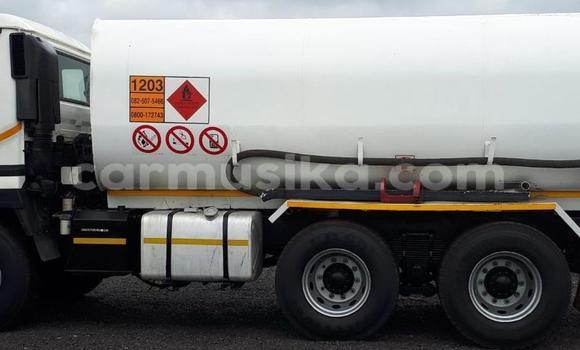 Nunua Ilio tumika Nissan UD Nyeupe Lori ndani ya Beitbridge nchini Matabeleland Kusini Nunua Ilio tumika Nissan UD Nyeupe Lori ndani ya Beitbridge nchini Matabeleland Kusini