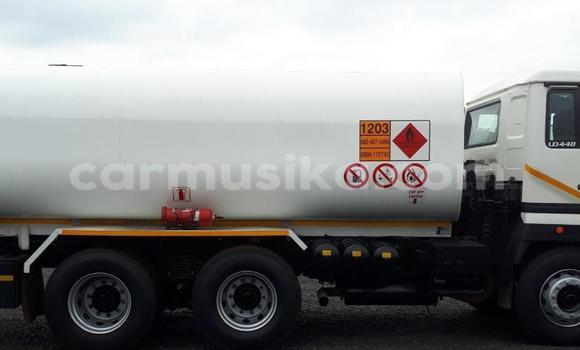 Nunua Ilio tumika Nissan UD Nyeupe Lori ndani ya Beitbridge nchini Matabeleland Kusini Nunua Ilio tumika Nissan UD Nyeupe Lori ndani ya Beitbridge nchini Matabeleland Kusini