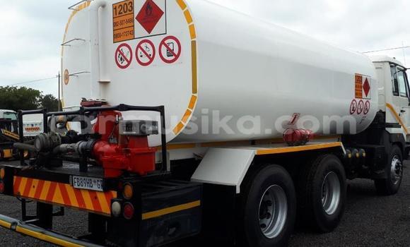 Nunua Ilio tumika Nissan UD Nyeupe Lori ndani ya Beitbridge nchini Matabeleland Kusini Nunua Ilio tumika Nissan UD Nyeupe Lori ndani ya Beitbridge nchini Matabeleland Kusini