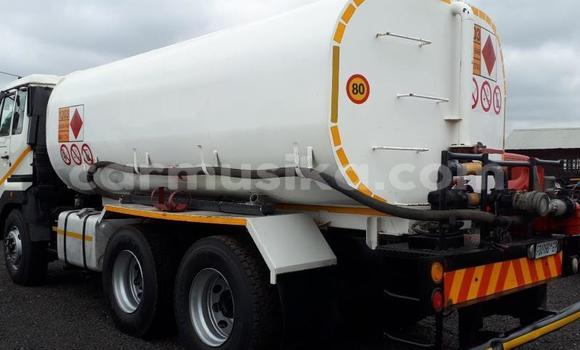 Nunua Ilio tumika Nissan UD Nyeupe Lori ndani ya Beitbridge nchini Matabeleland Kusini Nunua Ilio tumika Nissan UD Nyeupe Lori ndani ya Beitbridge nchini Matabeleland Kusini