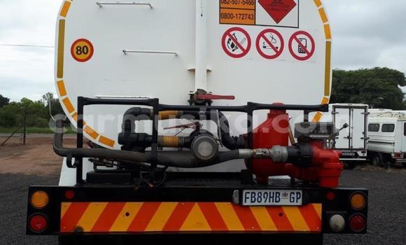 Nunua Ilio tumika Nissan UD Nyeupe Lori ndani ya Beitbridge nchini Matabeleland Kusini Nunua Ilio tumika Nissan UD Nyeupe Lori ndani ya Beitbridge nchini Matabeleland Kusini