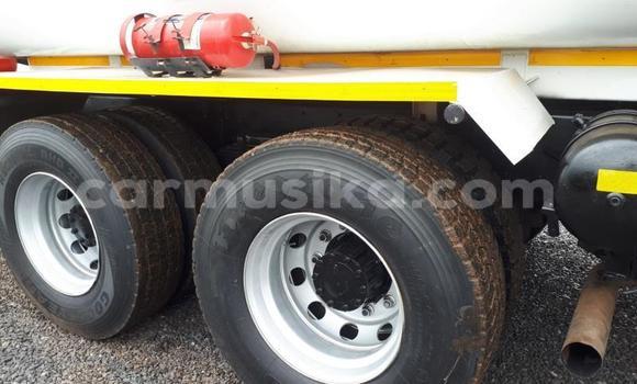 Nunua Ilio tumika Nissan UD Nyeupe Lori ndani ya Beitbridge nchini Matabeleland Kusini Nunua Ilio tumika Nissan UD Nyeupe Lori ndani ya Beitbridge nchini Matabeleland Kusini