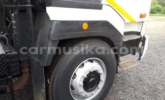 Nunua Ilio tumika Nissan UD Nyeupe Lori ndani ya Beitbridge nchini Matabeleland Kusini Nunua Ilio tumika Nissan UD Nyeupe Lori ndani ya Beitbridge nchini Matabeleland Kusini