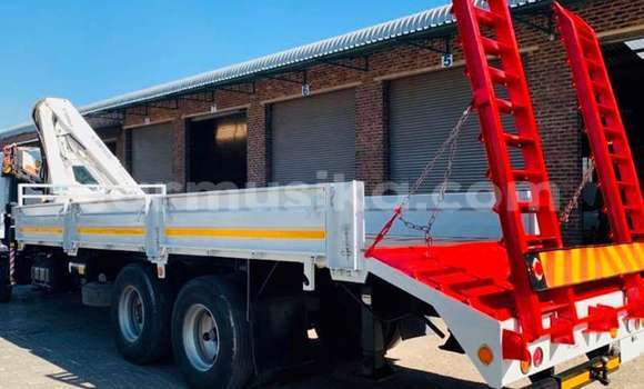 Nunua Ilio tumika Nissan UD Nyeupe Lori ndani ya Beitbridge nchini Matabeleland Kusini Nunua Ilio tumika Nissan UD Nyeupe Lori ndani ya Beitbridge nchini Matabeleland Kusini