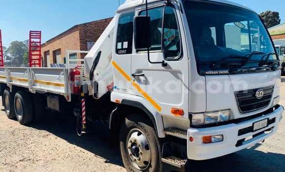 Nunua Ilio tumika Nissan UD Nyeupe Lori ndani ya Beitbridge nchini Matabeleland Kusini Nunua Ilio tumika Nissan UD Nyeupe Lori ndani ya Beitbridge nchini Matabeleland Kusini