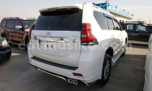 Acheter Import Voiture Toyota Prado Blanc à Import - Dubai, Harare Acheter Import Voiture Toyota Prado Blanc à Import - Dubai, Harare