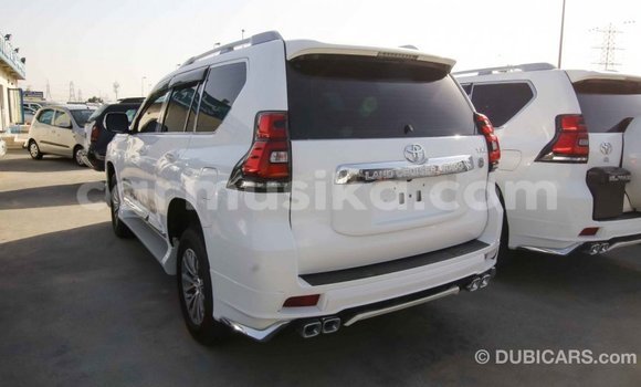 Acheter Import Voiture Toyota Prado Blanc à Import - Dubai, Harare Acheter Import Voiture Toyota Prado Blanc à Import - Dubai, Harare
