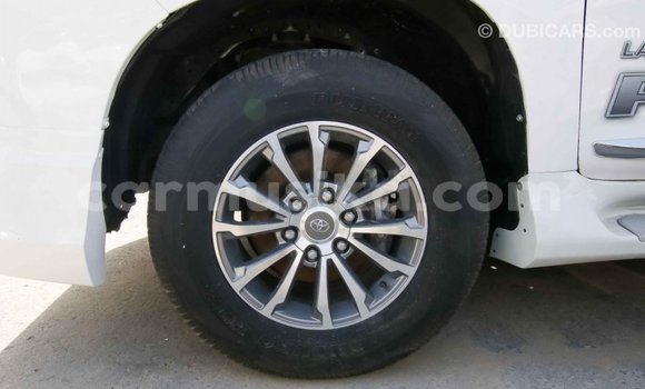 Acheter Import Voiture Toyota Prado Blanc à Import - Dubai, Harare Acheter Import Voiture Toyota Prado Blanc à Import - Dubai, Harare