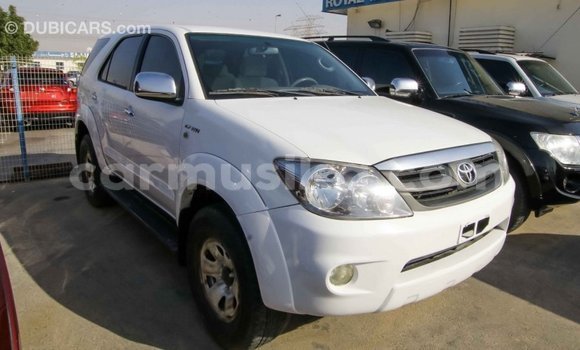 Acheter Import Voiture Toyota Fortuner Blanc à Import - Dubai, Harare Acheter Import Voiture Toyota Fortuner Blanc à Import - Dubai, Harare