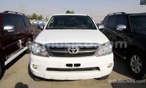 Acheter Import Voiture Toyota Fortuner Blanc à Import - Dubai, Harare Acheter Import Voiture Toyota Fortuner Blanc à Import - Dubai, Harare