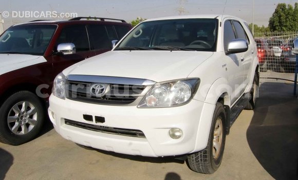 Acheter Import Voiture Toyota Fortuner Blanc à Import - Dubai, Harare Acheter Import Voiture Toyota Fortuner Blanc à Import - Dubai, Harare