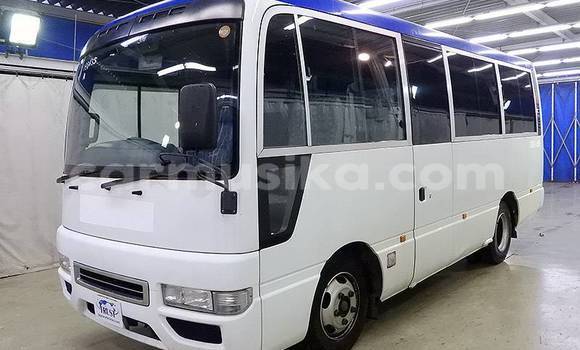 Buy Used Nissan Serena White Car in Beitbridge in Matabeleland South