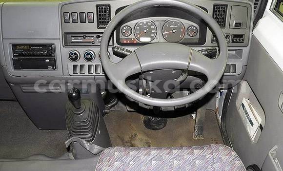 Acheter Occasion Voiture Nissan Serena Blanc à Beitbridge, Matabeleland South Acheter Occasion Voiture Nissan Serena Blanc à Beitbridge, Matabeleland South