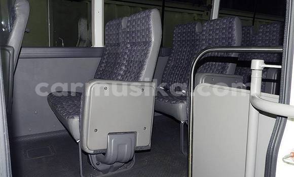 Acheter Occasion Voiture Nissan Serena Blanc à Beitbridge, Matabeleland South Acheter Occasion Voiture Nissan Serena Blanc à Beitbridge, Matabeleland South