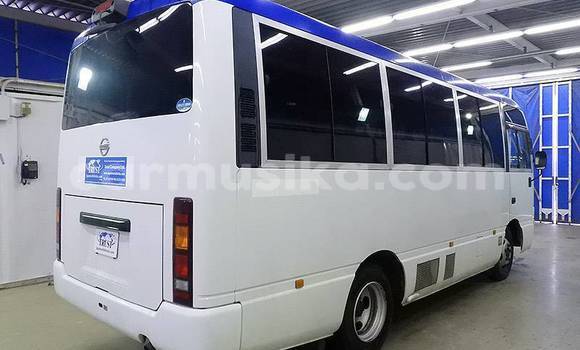 Acheter Occasion Voiture Nissan Serena Blanc à Beitbridge, Matabeleland South Acheter Occasion Voiture Nissan Serena Blanc à Beitbridge, Matabeleland South